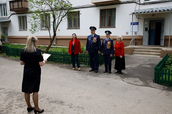 Тульские кадеты и студенты поздравили ветерана Великой Отечественной войны с наступающим Днем Победы