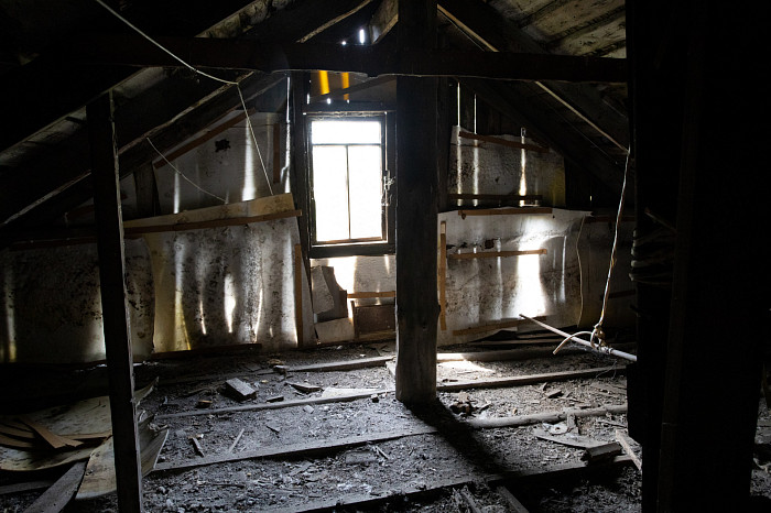 «Дыры в стенах закрываем куртками»: как жители аварийного дома в Щекинском районе пять лет ждут расселения