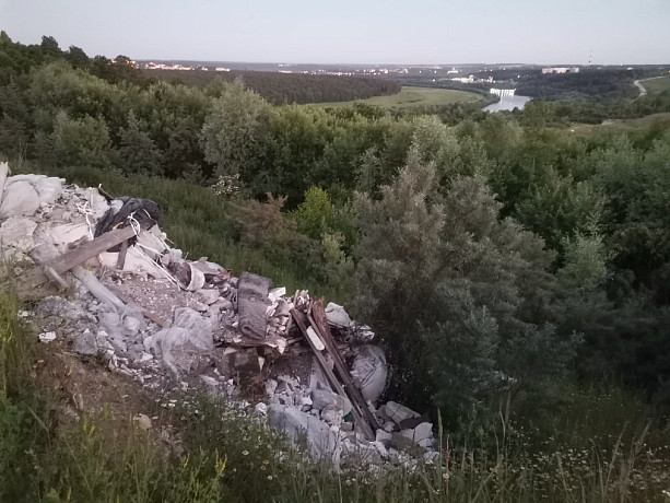 Жители Алексина пожаловались на гору строительного мусора