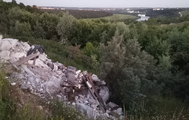 Жители Алексина пожаловались на гору строительного мусора