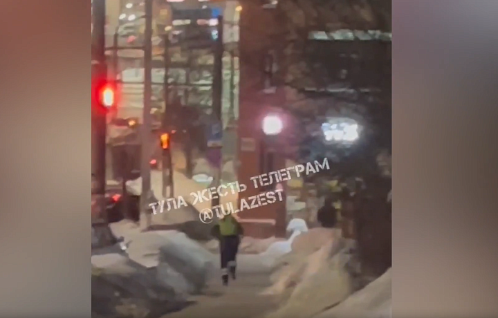 Опубликовано видео пешей погони ГАИшника за водителем в Туле: мужчину догнали, он отказался проходить тест на алкоголь