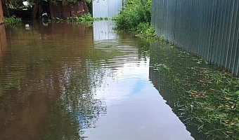 Мощный ливень превратил улицы города в каналы
