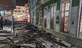 В Учетном переулке Тулы повредили историческое здание во время демонтажа асфальта