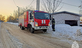 Три машины обгорели во время пожара в гараже в тульской деревне Малевка