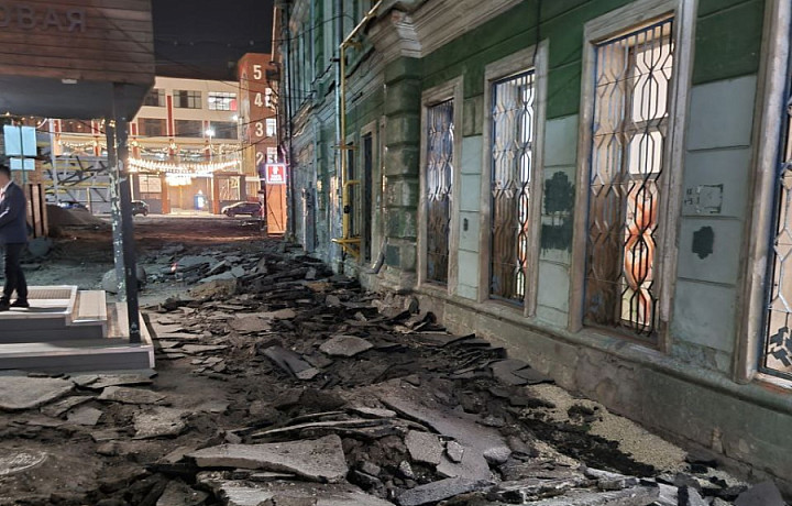 В Учетном переулке Тулы повредили историческое здание во время демонтажа асфальта