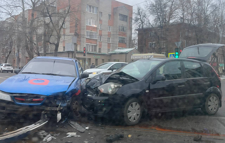 В Туле на перекрестке улиц Оружейной и Болдина столкнулись два автомобиля