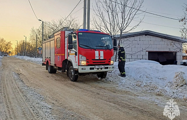 Три машины обгорели во время пожара в гараже в тульской деревне Малевка