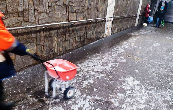 В Туле усилили уборку и обработку противогололедными материалами подземных пешеходных переходов