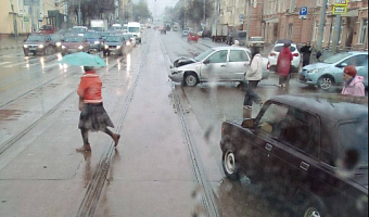 Массовое ДТП на перекрестке улиц Октябрьской и Арсенальной в Туле вызвало задержку в движении трамваев