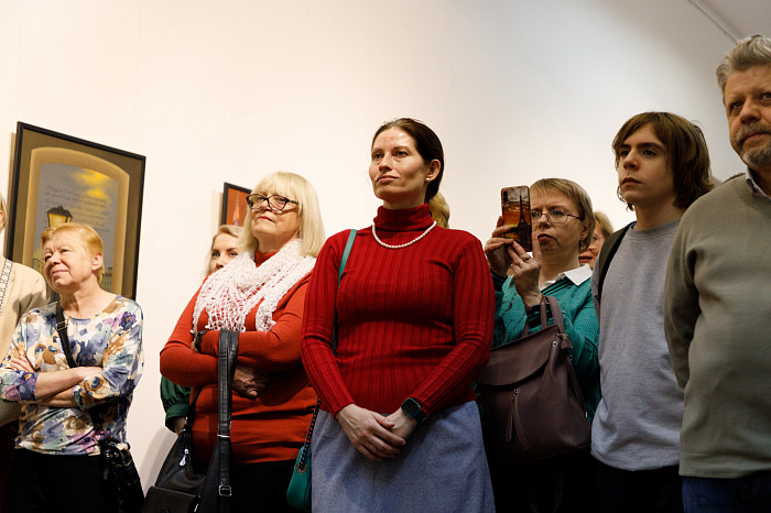 Таинственные маски и средневековые мотивы: в Туле открылась выставка художника Александра Майорова