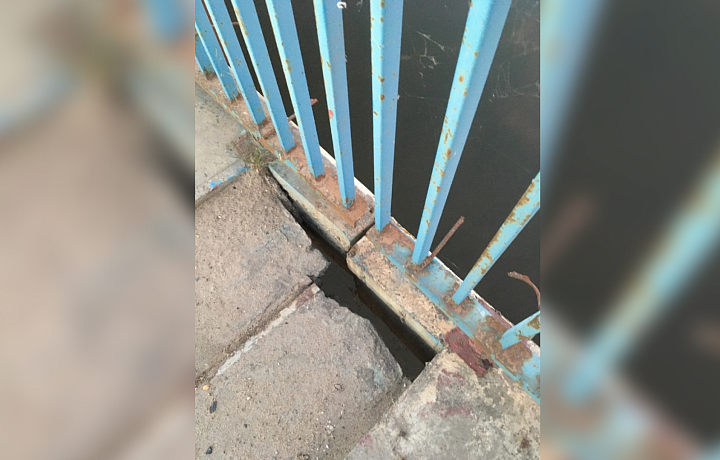 Жители Алексина сообщили о дыре на тротуаре на городском мосту
