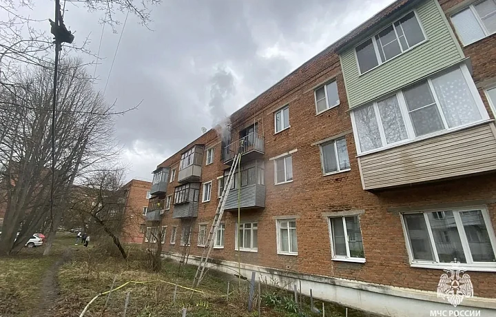 Во время пожара в Алексине из жилого дома эвакуировали трех человек
