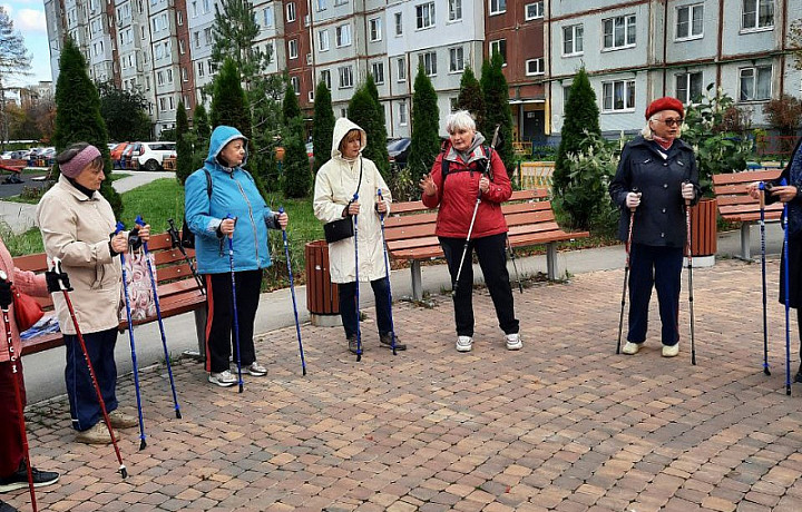 На улице Братьев Жабровых в Туле прошла тренировка по северной ходьбе