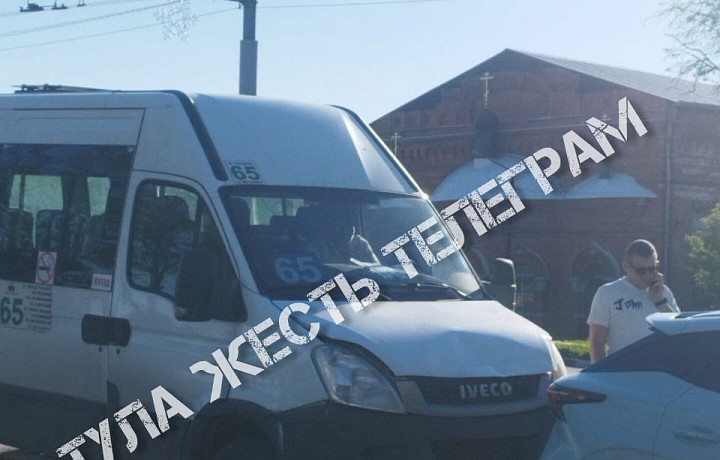 Маршрутка врезалась в OMODA на улице Пролетарской в Туле: среди пассажиров есть пострадавшие