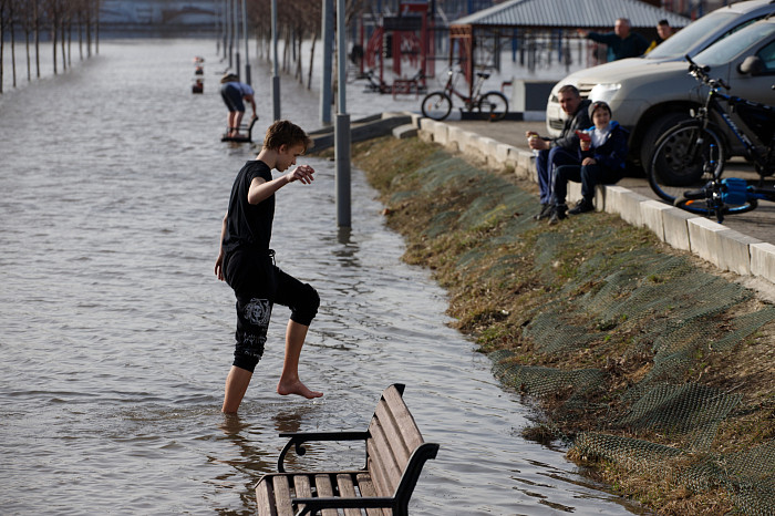 Заплыв у детского городка, затопленное кафе и завораживающая водная гладь: фоторепортаж с набережной в центре Тулы