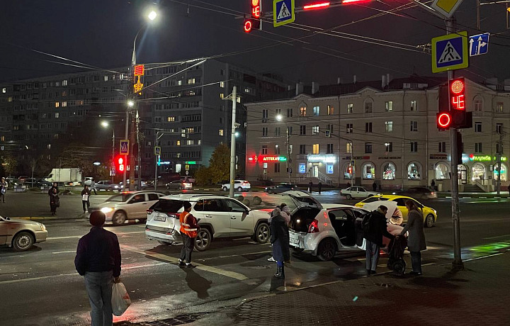 На перекрестке Красноармейского проспекта и улицы Лейтейзена в Туле произошло ДТП