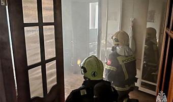 Пожарные спасли двух человек из горящей квартиры в Туле