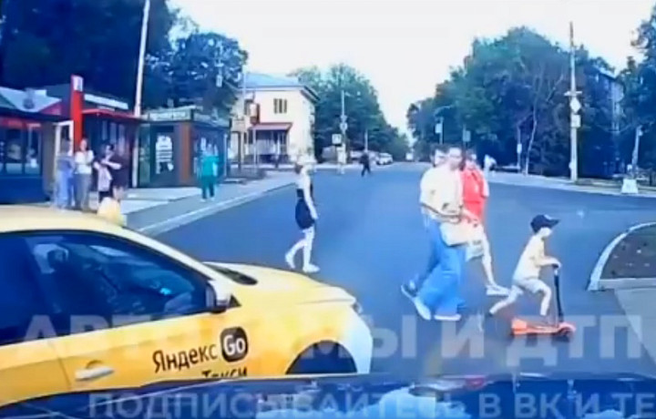 Таксист чуть не задавил пешеходов на перекрестке улиц Макаренко и Седова в Туле