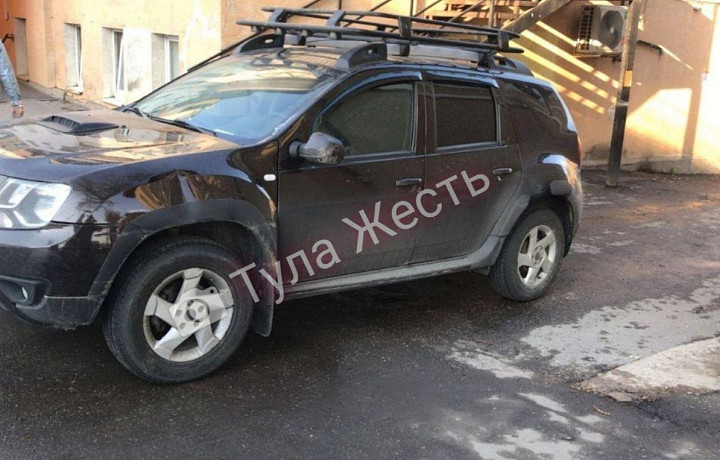 В Туле на улице Октябрьской автомобиль сбил электросамокатчика