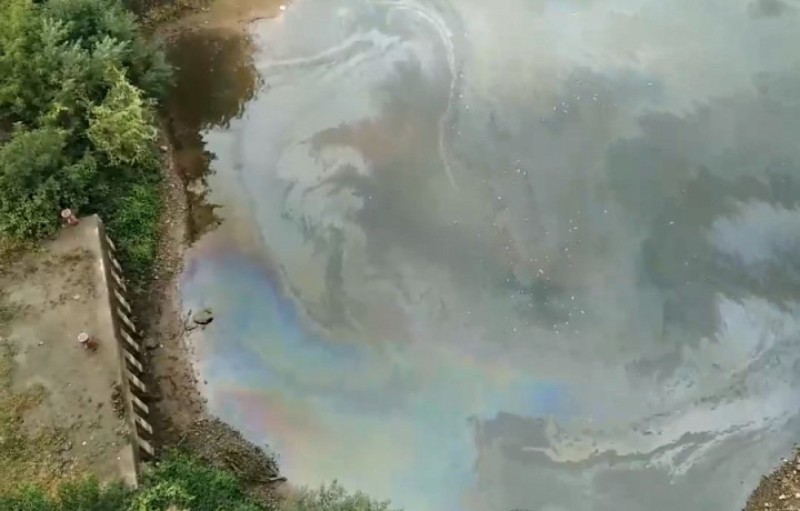 В Алексине местные жители заметили масляное пятно на реке Ока