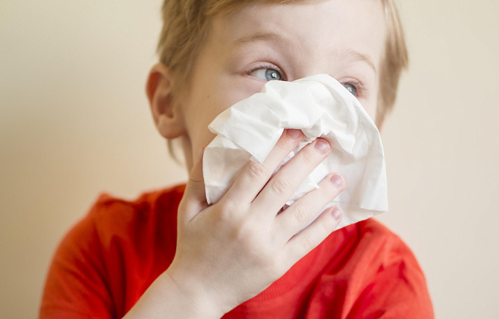 Гнусавость, кровотечение, черные пенистые выделения: как понять, что ребенок засунул в нос батарейку