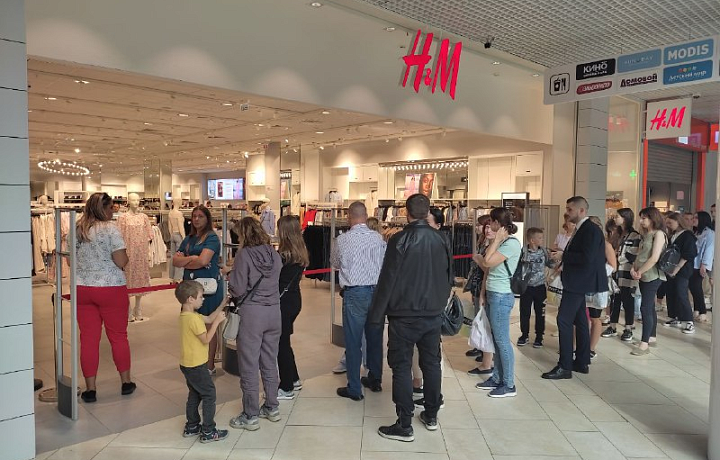 Очередь за покупками в тульский H&M выросла на несколько десятков метров