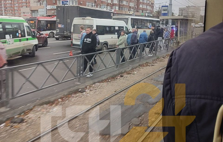 На улице Вознесенского в Туле столкнулись маршрутка и автобус