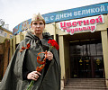 Цветной бульвар поздравил туляков с наступающим Днем Победы и подарил Георгиевские ленты
