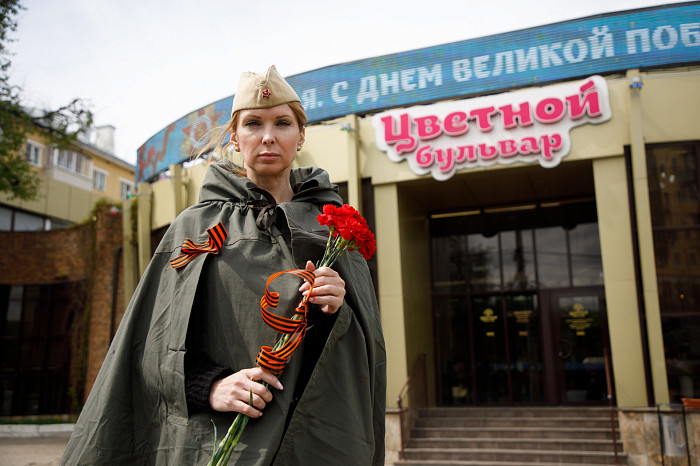 Цветной бульвар поздравил туляков с наступающим Днем Победы и подарил Георгиевские ленты