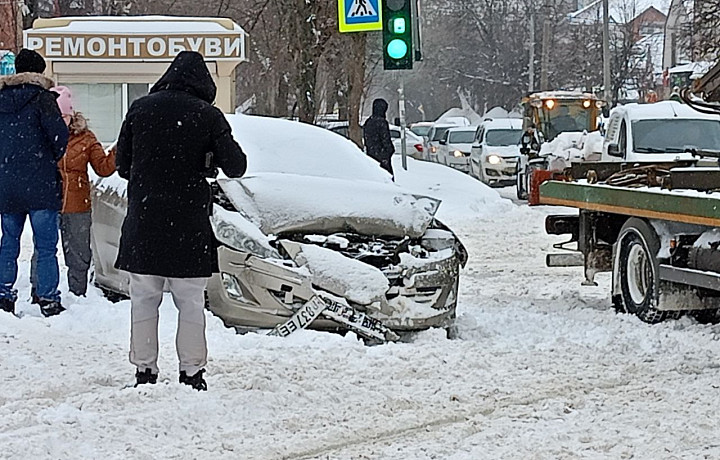 На пересечении улиц Оружейной и Болдина в Туле легковушка улетела в сугроб, парализовав движение трамваев