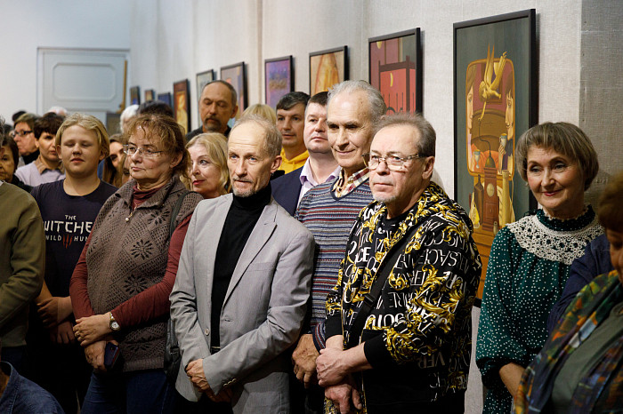 Таинственные маски и средневековые мотивы: в Туле открылась выставка художника Александра Майорова