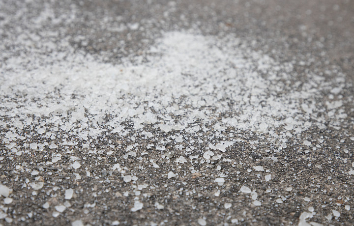 Неоднозначная реакция: этой зимой на дороги в Туле приходится тоннами сыпать реагенты – чем это опасно?