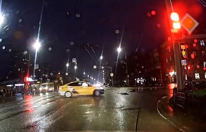 В Туле водитель таксист закружился на перекрестке