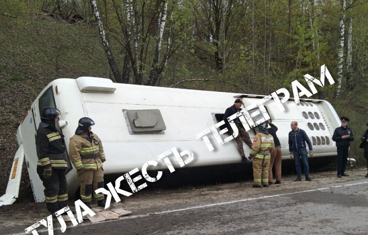 На трассе «Тула – Белев» перевернулся автобус: пострадали пять человек