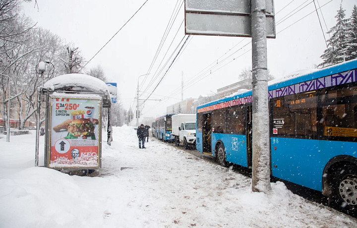 Общественный транспорт Тулы из-за снегопада перешел на работу по фактическому прибытию на остановки