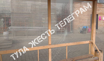 Вандалы разбили остановку на улице Токарева в Туле