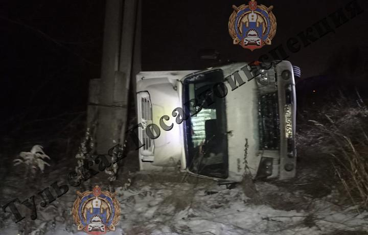 Фура врезалась в опору ЛЭП и перевернулась на обочине трассы «Тула – Алексин»