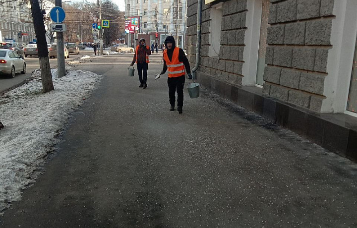 Тульские тротуары за выходные обработали двумя тоннами реагентов