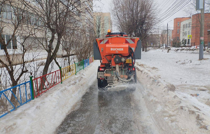 Улицы Тулы обрабатывают противогололедными материалами
