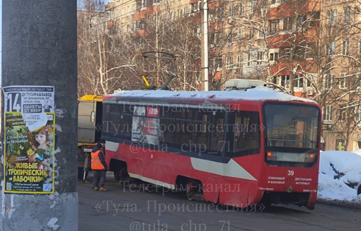 На улице Максима Горького в Туле трамвай сошел с рельсов
