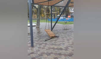 Качели развалились прямо под человеком в Кировском сквере в Туле