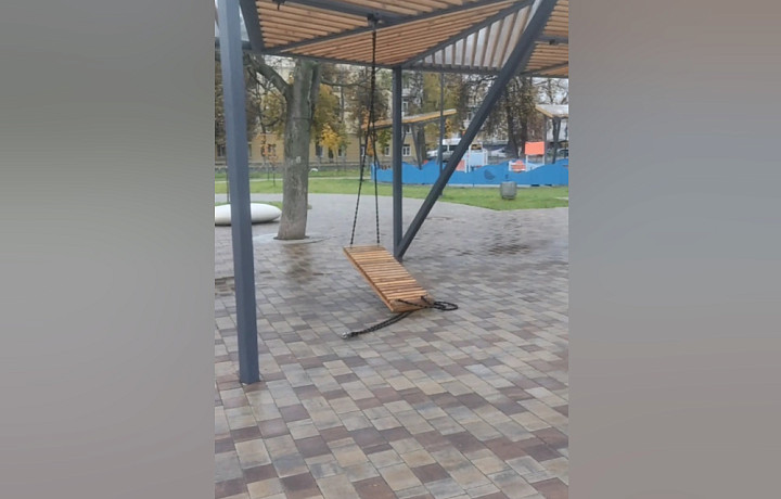Качели развалились прямо под человеком в Кировском сквере в Туле