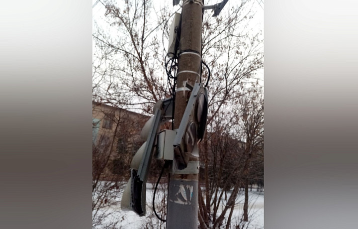 Ночью на перекрестке улиц Оборонная и Некрасова в Туле сбили светофор