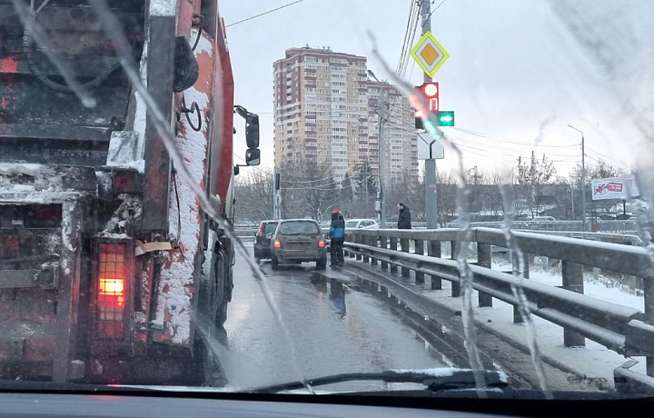 На кольце на улице Болдина в Туле собралась пробка из-за аварии у светофора
