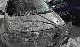 В Новомосковске снег сошел с крыши дома и повредил несколько автомобилей