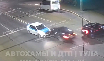 На Московском шоссе в Туле водитель пытался уйти от столкновения и все равно устроил ДТП