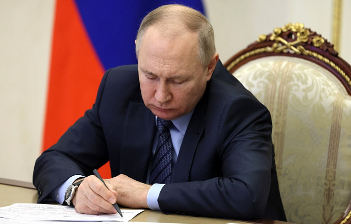 Президент подписал закон об установлении МРОТ в размере 16 242 рублей в 2023 году
