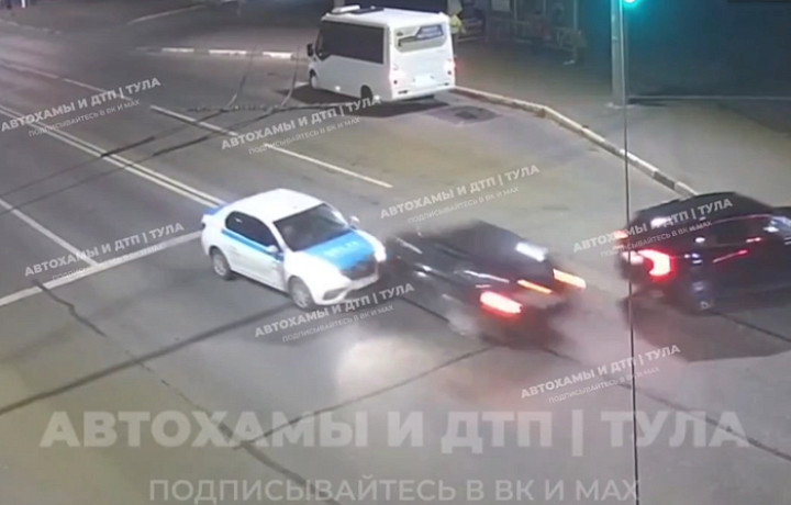 На Московском шоссе в Туле водитель пытался уйти от столкновения и все равно устроил ДТП