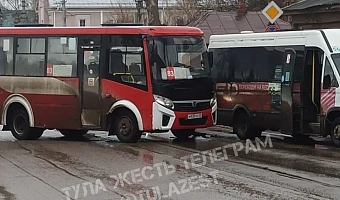Автобус и маршрутка устроили ДТП на улице Оборонной в Туле