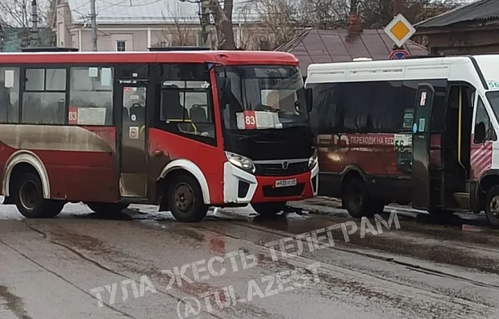 Автобус и маршрутка устроили ДТП на улице Оборонной в Туле